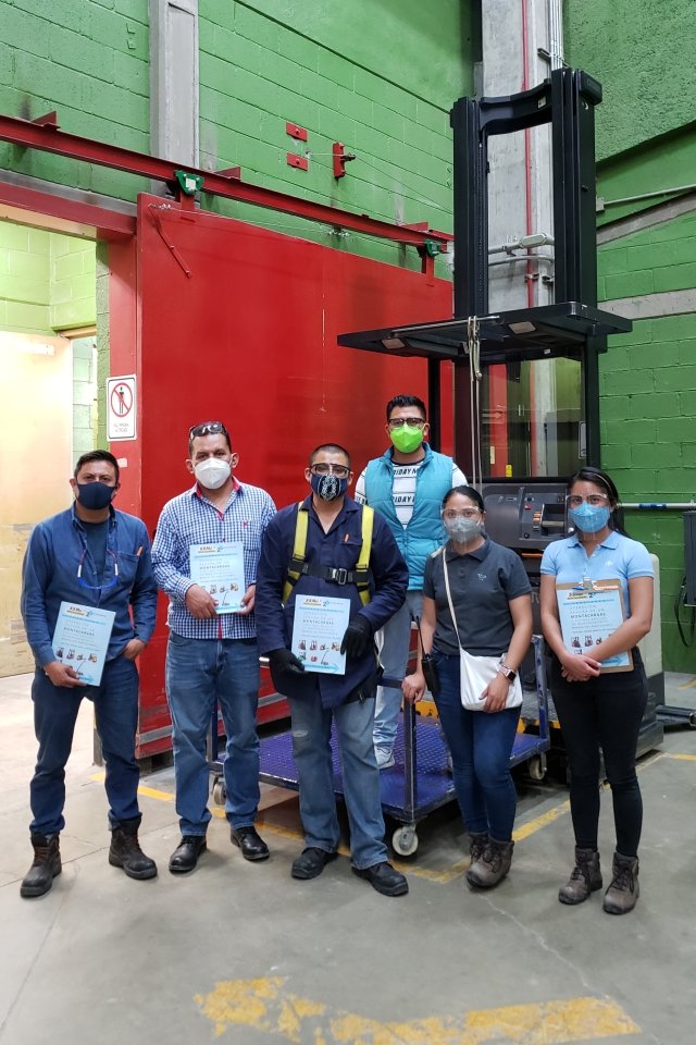 Grupo de operadores certificados por SSM Montacargas, un resultado respaldado por nuestra garantía de 100% de satisfacción.
