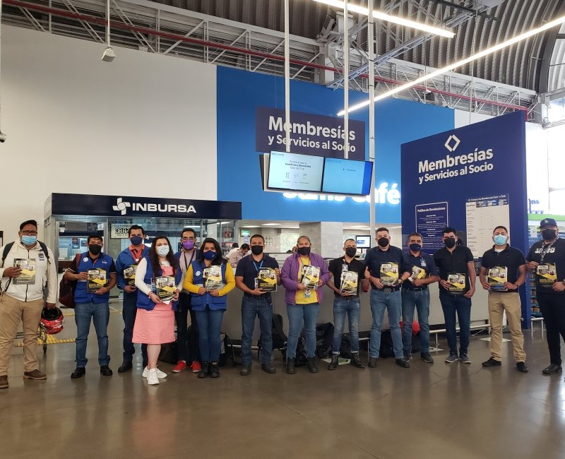 Equipo de operadores de Sam's Club satisfechos después de completar la capacitación y certificación DC-3 con SSM Montacargas.