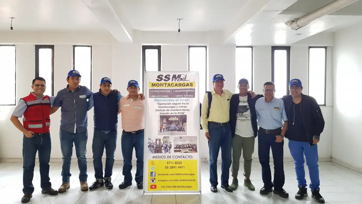 Jefes de almacén de la empresa [Nombre si lo sabes] completando su certificación.