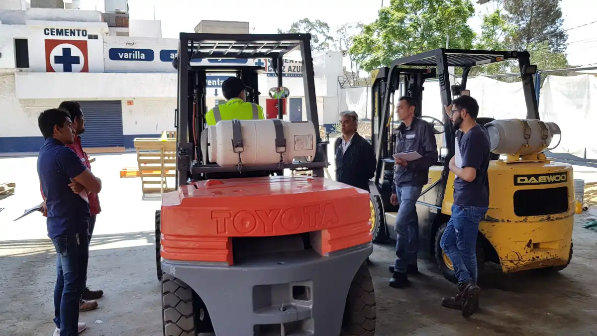Personal de mantenimiento recibiendo instrucción práctica en un curso de seguridad.