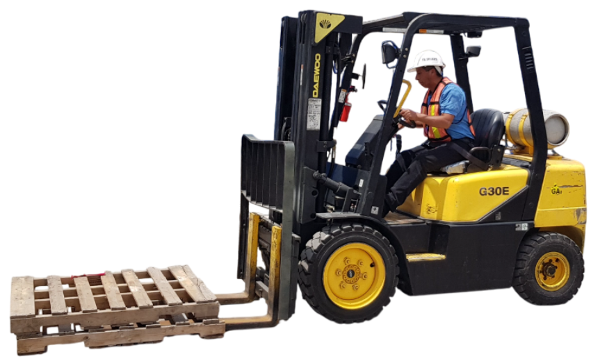 Operador certificado realizando práctica en curso de montacargas con certificación DC-3