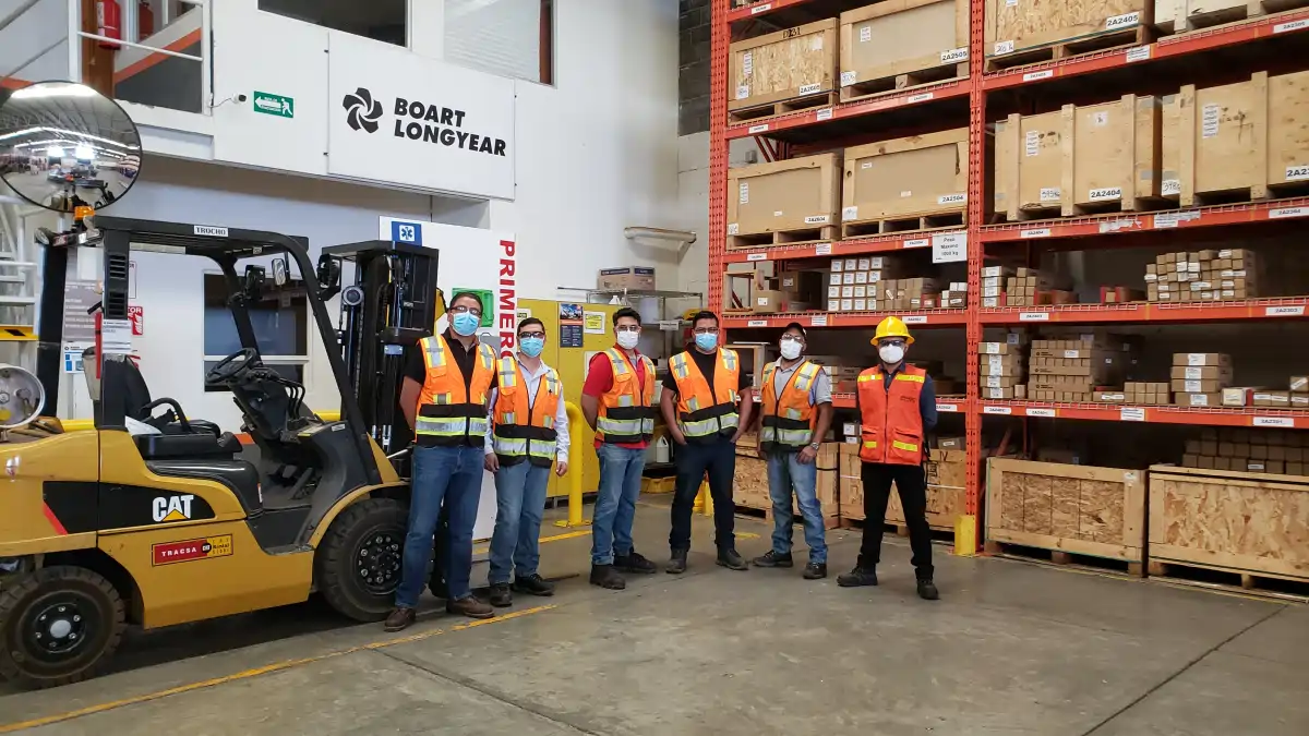 Grupo de operadores de montacargas posando después de su capacitación con SSM.