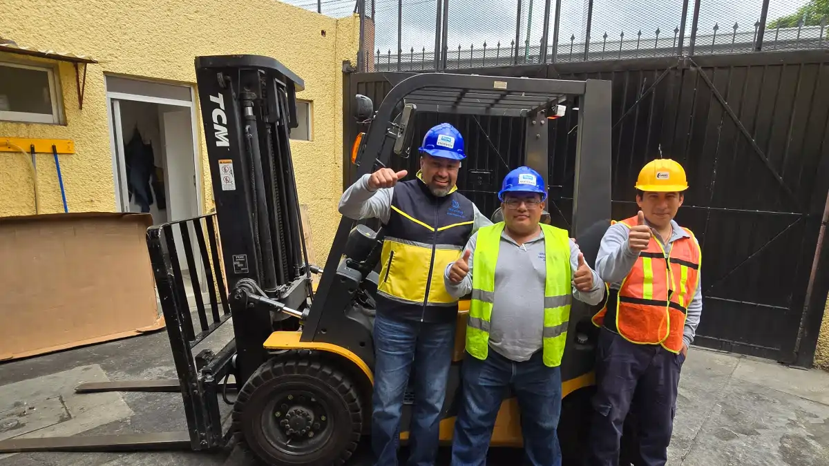 Operador particular practicando para obtener su certificación de montacargas.