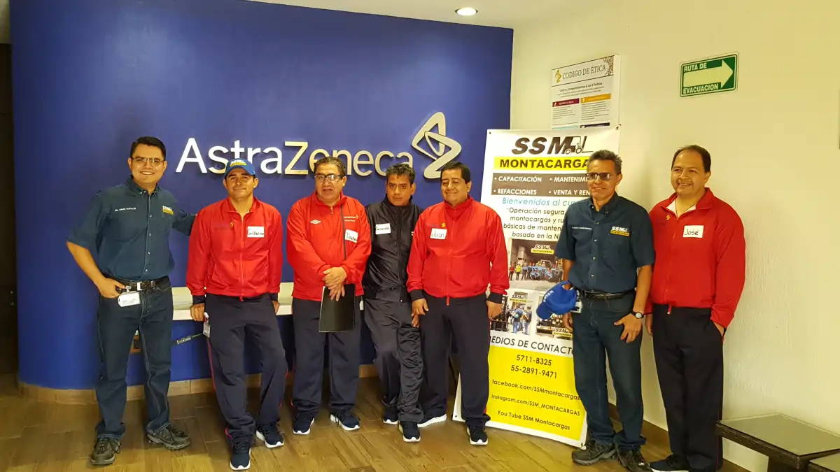 Supervisores de AstraZeneca recibiendo su diploma de capacitación en montacargas.
